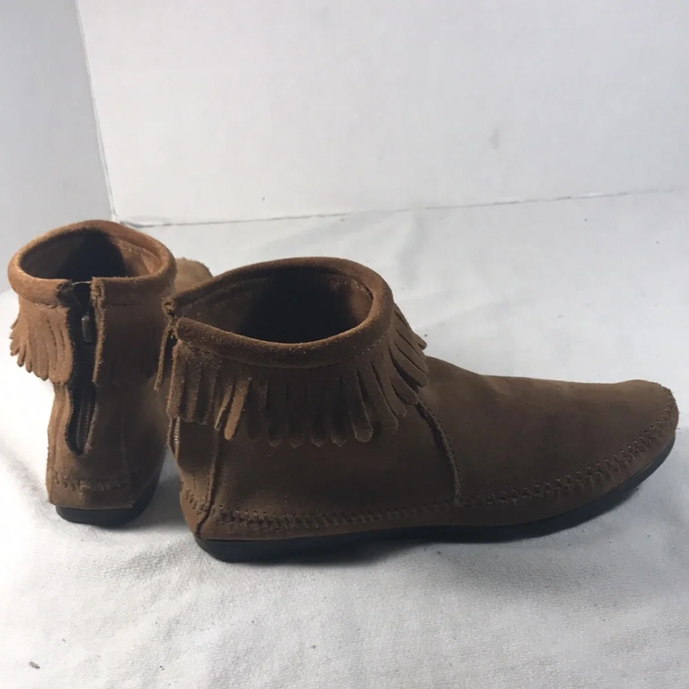 Minnetonka Women’s Dark Brown Suede Back Zip Fringe Hard Sole Ankle Bootie Shoes